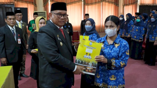 Wakil Bupati Soppeng Luthfi Halide, saat menyerahkan SK kepada ASalah satu pegawai. (Istimewa)