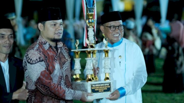 Wakil Bupati Soppeng, Lutfi Halide menyerahkan piala juara umum STQH Soppeng, Rabu (08/03/2023) malam.