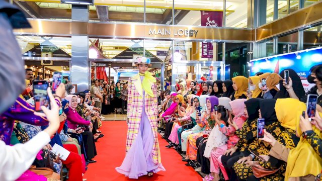 Koleksi bertema musim semi yang dirancang Defrico Audy berasal dari tenun sutera khas Kabupaten Gowa. Koleksi ini pun ditampilkan pada Fashion Show bertema Wastra Gowa in Neo Romantic Color pada event Inacraft 2023 di JCC belum lama ini, dan New York Indonesia Fashion Week 2023 bulan Februari lalu. (Dok. Humas Gowa)