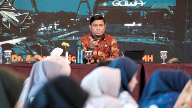 Bupati Gowa Adnan Purichta Ichsan saat menjadi narasumber pada Rapat Kerja Politeknik STIA LAN Makassar Tahun 2023 di Ballroom Hotel Aston Makassar, Kamis (09/03). (Dok. Humas Gowa)