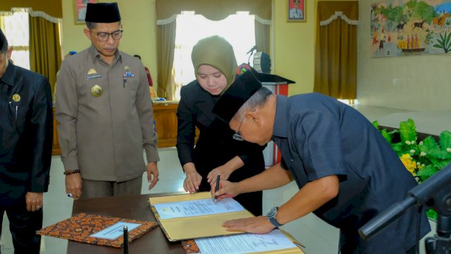 Bupati Jeneponto Iksan Iskandar, menandatangani SK beberapa saat melakukan pelantikan beberapa Pejabat Lingkup Pemkab Jeneponto, Kamis (09/03/2023). (Istimewa)