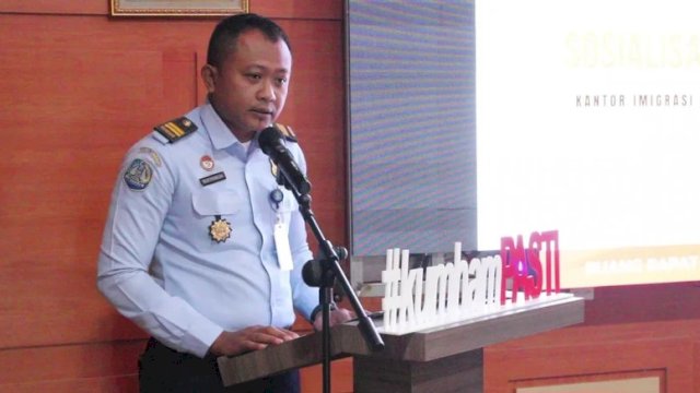 Kepala Seksi Dokumen dan Izin Tinggal Keimigrasian, Reza Fatahillah, saat mensosialisasikan Paspor Online. (Foto: Dok. Imigrasi Dabo Singkep)