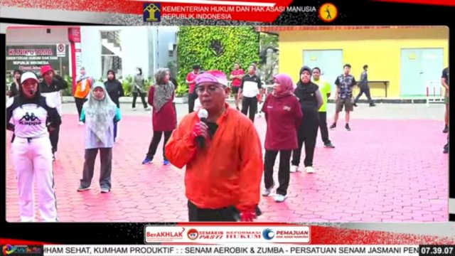 Sekteratis Jenderal (Sekjen) Kemenkumham Komjen Pol Andap Budhi Revianto saat memberikan arahan di sela-sela Senam Bersama secara daring yang diikuti seluruh jajaran Kanwil Kemenkumham diberbagai wilayah , Jumat (10/03). (Dok. Humas Kanwil Kemenkumham Sulsel)