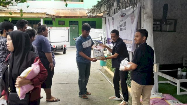 Ketua DPD Partai Nasdem Kabupaten Bulukumba, Arum Spink, menyerahkan bantuan secara simbolis kepada Petugas Kebersihan. (Istimewa)