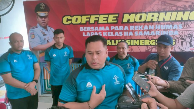 Kepala Lapas Klas IIA Samarinda Hudi Ismono, memberikan keterangan pers usai menggelar Coffe Morning bersama awak media, Jumat (10/03/2023). (Foto: Jaka Permana / Republiknews.co.id)
