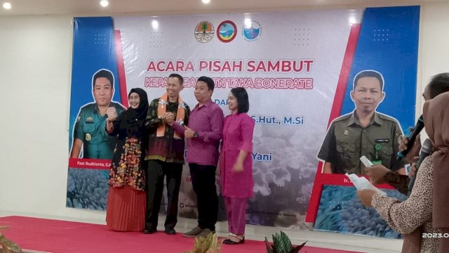 Faat Rudhianto dan Ahmad Yani dalam acara pisah sambut Kepala Balai Taman Nasional Taka Bonerate. (Foto: Andi Rusman / Republiknews.co.id)