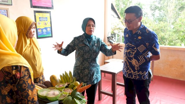 Wakil Ketua Tim Penggerak PKK Kabupaten Gowa Musaddiyah Rauf saat menghadiri kegiatan SMPE di tingkat kecamatan, kemarin. (Dok. Humas Gowa)