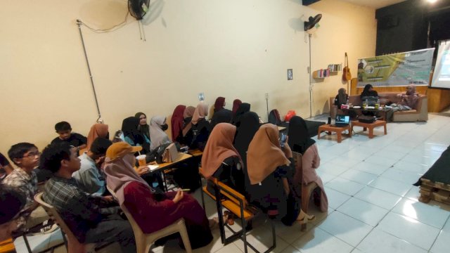 Dialog Keperempuanan dengan Tema &ldquo;Terpenjaranya Peran Perempuan dalam Dogma Sosial&rdquo; di Warkop Patajai, Samata Gowa, yang digelar Impar Bima Makassar, Sabtu (11/03/2023). (Istimewa)