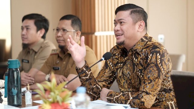 Bupati Gowa Adnan Purichta Ichsan didampingi Kepala Bappeda Kabupaten Gowa Sujjadan saat melakukan presentasi penilaian Penghargaan Pembangunan Daerah (PPD) 2023 secara virtual, di Maccora Ballroom Hotel The Rinra Makassar, Senin (13/03). (Dok. Humas Gowa)