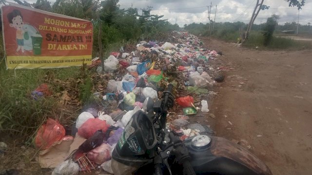 Tumpukan Sampah di Salah Satu ruas di Kota Sampit. (Istimewa)