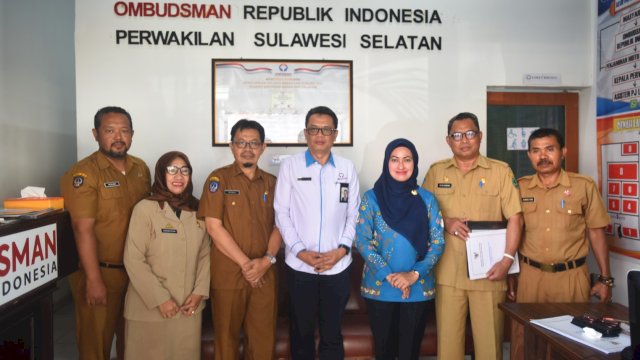 Bupati Luwu Utara indah putri Indriani, saat menerima Penghargaan dari Ombudsman RI Perwakilan Sulsel, Senin (13/03/2023). (Istimewa)