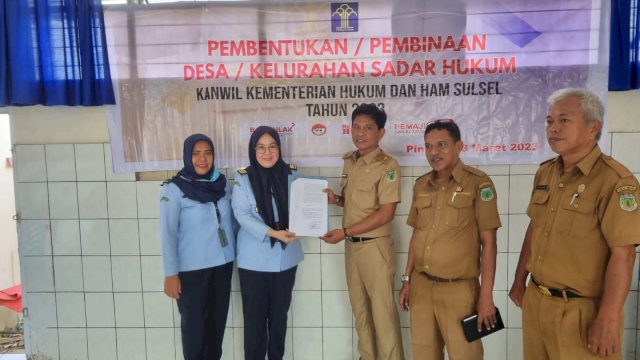 Tim Kanwil Kemenkumham Sulsel saat melakukan Desiminasi Pembentukan dan Pembinaan Desa dan Kelurahan Sadar Hukum di Kabupaten Pinrang yang berlangsung di Aula Kantor Laleng Bata, Kecamatan Paleteang, kemarin. (Dok. Kanwil Kemenkumham Sulsel)
