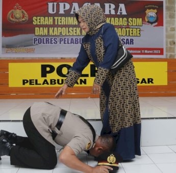 Foto Seorang Polisi Cium Kaki Wanita Tua Viral di Media Sosial, Ternyata Ini Sosoknya