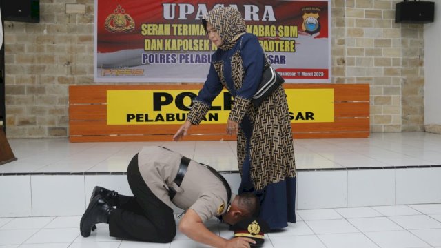 Viral foto Kapolsek Paotere Polres Pelabuhan Makassar cium kaki ibunya di lokasi Sertijab di Aula Polres Pelabuhan Makassar. (Istimewa)