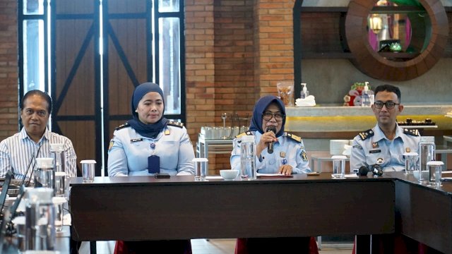 Kepala Divisi Administrasi Kanwil Kemenkumham Sulsel Indah Rahayuningsih saat membuka Optimalisasi Sistem Database Pemasyarakatan (SDP) Fitur Perawatan, Kesehatan, dan Rehabilitasi Tingkat UPT Pemasyarakatan Percontohan se-Indonesia, di Hotel Novotel Grand Shayla, Rabu (15/03). (Dok. Humas Kanwil Kemenkumham Sulsel)