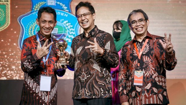 Bupati Wakatobi, H. Haliana, bersama Menteri Kesehatan RI, Budi Gunadi Sadikin, saat menerima UHC, Selasa (14/03/2023). (Istimewa)