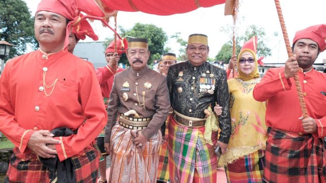 Wakil Bupati Gowa Abd Rauf Malaganni saat menyambut Bupati Bone, Andi Fashar Padjalangi didampingi Ketua TP PKK Kabupaten Bone Kurniaty A Fashar dalam rangka melakukan ziarah makam Raja Bone Ke-XV La Tenri Tatta Arung Palakka, di Makam Arung Palakka, di Kelurahan Katangka, Kecamatan Somba Opu, Rabu (15/03). (Dok. Humas Gowa)