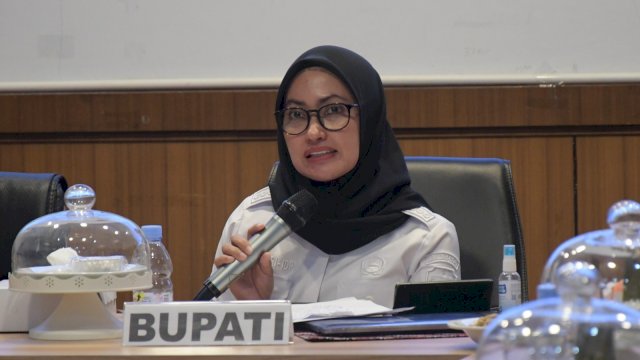 Bupati Luwu Utara Indah Putri Indriani, saat mengikuti pertemuan secara Daring bersama Menko PMK Muhadjir Effendy, Rabu (15/03/2023). (Istimewa)