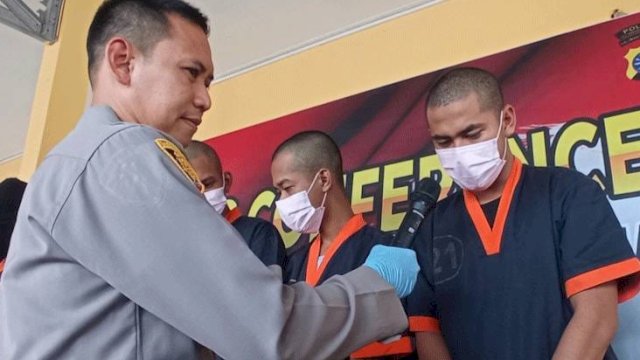 Pres Rilis pelaku yang perkosa ponakannya sendiri di Polres Kotawaringin Barat, Kamis (16/03/2023). (Istimewa)