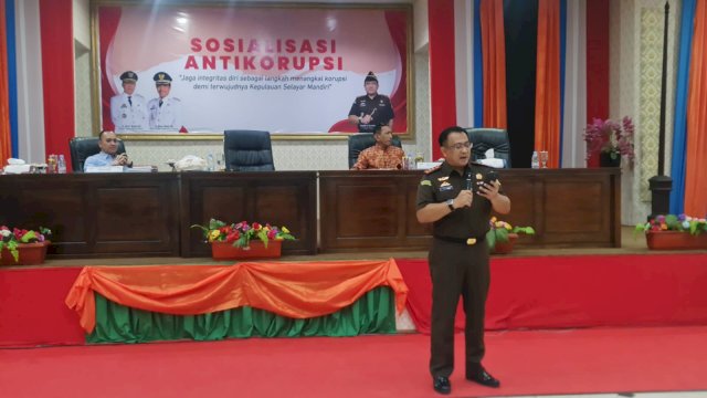 Kepala Kejaksaan Negeri Selayar Hendra Syarbaini, membawakan materi saat kegiatan Sosialisasi Anti Korupsi, Kamis (16/03/2023). (Istimewa)