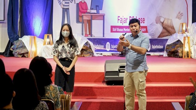 Staf Khusus Menkumham Republik Indonesia, Fajar B.S. Lase saat memberikan sosialisasi terkait Hak Kekayaan Intelektual kepada siswa-siswi di SMA Zion Makassar, Kamis (16/03). (Dok. Humas Kanwil Kemenkumham Sulsel)