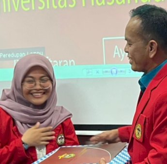 Jadi Juara I Pilmapres FIB Unhas, Dwi Putri Nabila Dapat Hadiah Notebook