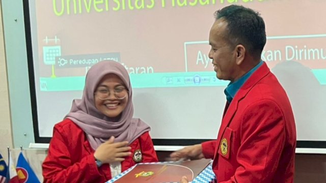 Dwi Putri Nabila saat menerima hadiah Notebook dari IIMC) pemilik IMC Dr. H. Tammasse Balla, M.Hum. (Istimewa)