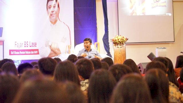 Stafsus Menkumham bidang Transformasi Digital Fajar BS Lase saat memberikan sosialisasi pentingnya Hak Kekayaan Intelektual (HaKI) kepada siswa SMA Zion Makassar, kemarin. (Dok. Humas Kanwil Kemenkumham Sulsel)