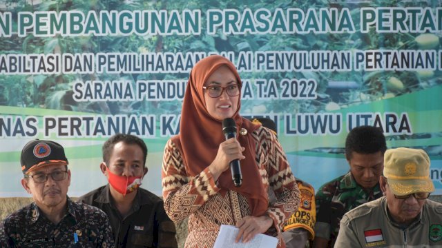 Bupati Luwu Utara Indah Putri Indriani saat meresmikan kantor BPP di Kecamatan Malangke Barat. Kamis (16/04/2023) FOTO/PROTOKOL LUWU UTARA