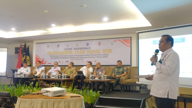 Kepala Divisi Pemasyarakatan Kanwil Kemenkumham Sulsel Suprapto saat memberikan sambutan pada Rakor Dilkumjakpol Plus bertajuk "Membangun Sinergitas Aparat Penegak Hukum Dalam Menyikapi Perubahan Pandemi ke Endemi di Sulawesi Selatan", di Hotel Claro Makassar, kemarin. (Dok. Humas Kanwil Kemenkumham Sulsel)