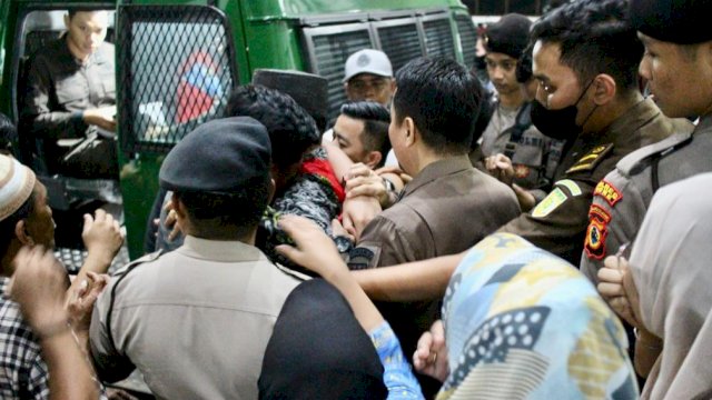 13 tersangka kasus Ijazah Palsu saat digiring ke Mobil Tahanan Kejaksaan untuk masukan ke Lapas Kelas II Watampone, Kamis (16/03/2023). (Istimewa)