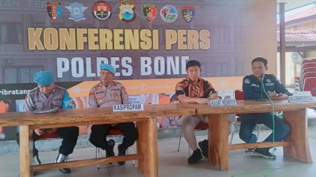 Kasat Reskrim Polres Bone AKP Bobby Rachman, saat menggelar Konferensi Pers terkait Kasus Pencabulan dengan tersangka Oknum Anggota Polisi, Jumat (17/03/2023). (Foto: Muh. Irham / Republiknews.co.id)