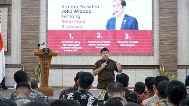 Staf Khusus Menkumham Bidang Transformasi Digital Fajar BS Lase saat memberikan arahan kepada jajaran Kanwil Kemenkumham Sulsel di Makassar, kemarin. (Dok. Humas Kanwil Kemenkumham Sulsel)