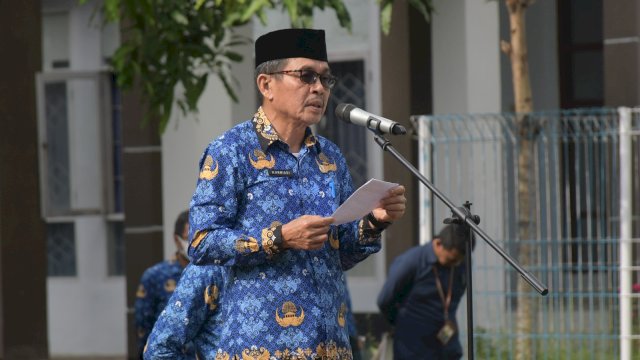 Sekretaris Daerah Kabupaten Luwu Utara Armiadi saat memimpin upacara peringatan HKN di lapangan upacara kantor Bupati Luwu Utara. Jumat (17/03/2023)