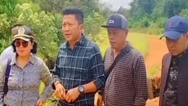 Anggota DPRD Kabupaten Kotawaringin Timur, saat meninjau pembangunan Jalan dan Jembatan di Kawasan Seberang. (Istimewa)