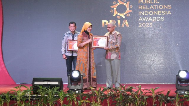 Kepala Diskomifo-SP Kabupaten Gowa, Arifuddin Saeni mewakili Bupati Gowa Adnan Purichta Ichsan saat menerima penghargaan PRIA pada kategori Pemerintah Kabupaten Terpopuler di Media Cetak dan Online di sela-sela Malam Puncak PRIA Award, di Aston Denpasar Hotel & Convention Center, Bali, kemarin. (Dok. Humas Gowa)
