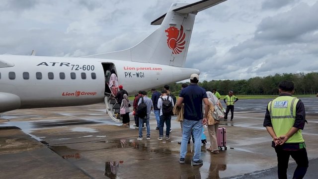 Warga saat akan menaiki Pesawat di Bandara Haji Asan Airport, Sampit, Kabupaten Kotawaringin Timur, Kalimantan Tengah. (Foto: Anekaria Safari / Republiknews.co.id)