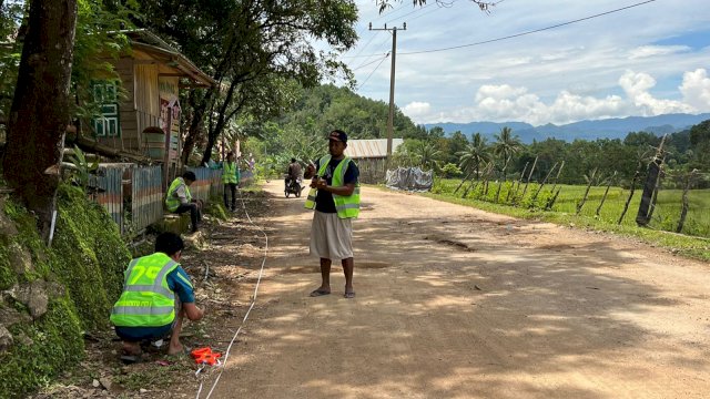 Proses pengukuran untuk dilakukan perbaikan di Jalan ruas Pangkep &ndash; Matojeng &ndash; Tondong Kura &ndash; Kali Genrang &ndash; Batas Kabupaten Maros di Kabupaten Pangkep. (Istimewa)