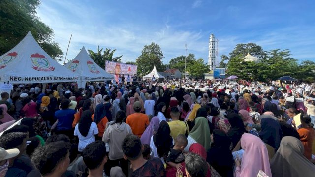 Ribuan Masyarakat Kecamatan Kepulauan Sangkarrang memadati Lapangan di Pulau Barrang Lompo saat Jalan Sehat Anak Rakyat bersama Ketua DPRD Kota Makassar, Minggu (19/03/2023). (Istimewa)