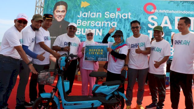 Jalan Sehat Bersama BUMN di Kabupaten Bombana, Sulawesi Tenggara pada Sabtu (18/03/2023). (Istimewa)