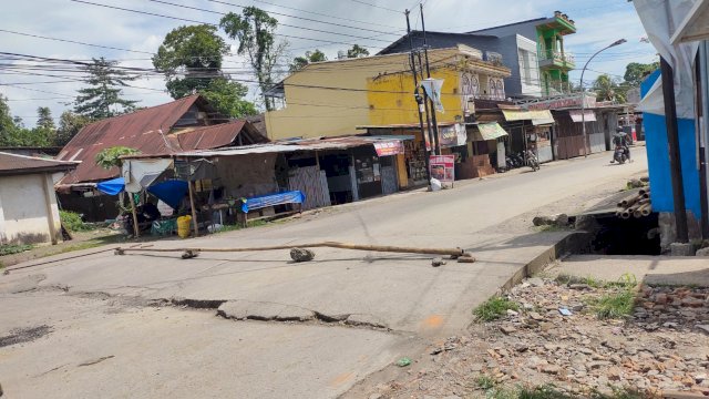 Kondisi Ruas Jalan Mustafa Daeng Bunga yang terletak di Kecamatan Somba Opu Kabupaten Gowa. (Istimewa)