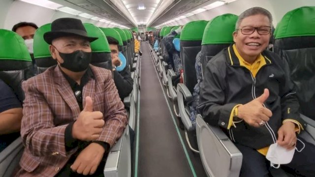 Ketua DPD II Golkar Kabupaten Enrekang Muslimin Bando, bersama Ketua DPD I Golkar Sulsel Taufan Pawe, saat berada di Pesawat sebelum berangkat ke Jakarta untuk menghadiri langsung pengarahan Ketua Umum Golkar Airlangga Hartarto, Minggu (19/03/2023). (Istimewa)