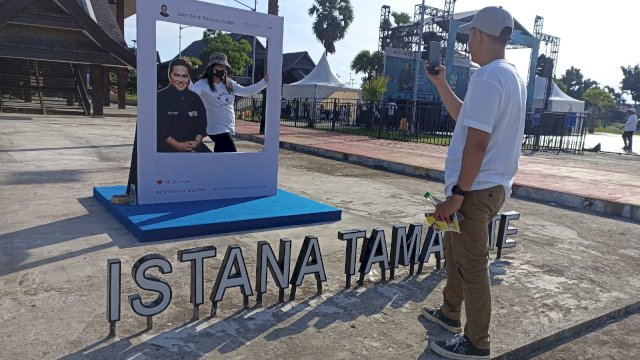 Salah satu peserta Jalan Santai Bersama BUMN dalam rangka HUT ke-25 Tahun yang ikut mengabadikan moment di dalam Kawasan Museum Balla Lompoa, Minggu (19/03). (Chaerani/Republiknews.co.id) 