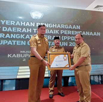 Susun Dokumen Rencana Kerja Berkualitas, DPMPTSP Gowa Berhasil Terima Penghargaan