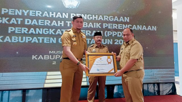 Bupati Gowa Adnan Purichta Ichsan, menyerahkan Piagam Penghargaan Perangkat Daerah Terbaik belum lama ini. (Foto Chaerani / Republiknews.co.id)