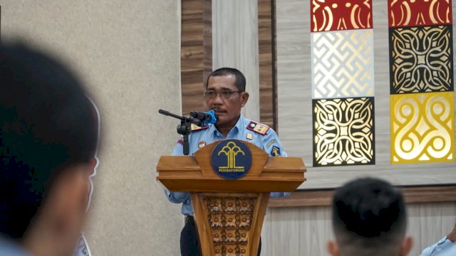 Kakanwil Kemenkumham Sulsel Liberti Sitinjak saat memberikan arahan di sela-sela ujian tertulis terbuka pada Seleksi Terbuka Jabatan Struktural Eselon V, di Aula Kanwil Kemenkumham Sulsel, Senin (20/03). (Dok. Humas Kanwil Kemenkumham Sulsel)