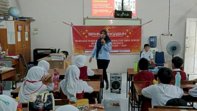 Penyuluh hukum Kanwil Kemenkumham Sulsel saat memberikan penyuluhan hukum kepada pelajar dalam rangka mengajak pencegahan kriminalitas lewat penerapan nilai-nilai Pancasila. (Dok. Humas Kanwil Kemenkumham Sulsel)