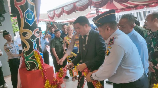 Wali Kota Samarinda Andi Harun, menggunting Pita Peresmian Wartelsuspas, Senin (20/03/2023). (Istimewa)