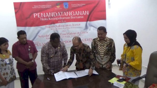 Bupati Asmat Elisa Kambu, bersama Kepala Sentra Gau Mabaji Dr. Subhan Kadir, saat melakukan penandatanganan MoU terkait program Asistensi Rehabilitasi Sosial. (Istimewa)
