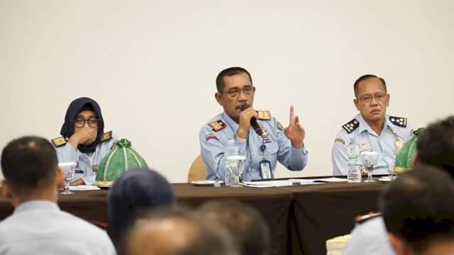 Kakanwil Kemenkumham Sulsel Liberti Sitinjak saat memberikan arahan pada Evaluasi Kinerja Pelaksanaan Anggaran Triwulan I Tahun Anggaran 2023, di Hotel Claro Makassar, kemarin. (Dok. Humas Kanwil Kemenkumham Sulsel)
 